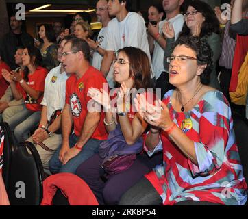 Bildnummer: 54589474  Datum: 31.10.2010  Copyright: imago/Xinhua (101101) -- BRASILIA, Nov. 1, 2010 (Xinhua) -- Supporters of Dilma Rousseff, presidential candidate for Brazil s ruling Workers Party (PT), celebrates the result of Brazil s presidential election in Brasilia, capital of Brazil, Oct. 31, 2010. Dilma Rousseff was officially declared president-elect Sunday by the Superior Electoral Tribunal (SET). (Xinhua/Song Weiwei) BRAZIL-PRESIDENTIAL ELECTION-ROUSSEFF-WIN PUBLICATIONxNOTxINxCHN   Politik kbdig xkg 2010 quadrat   o0 Wahl Präsidentschaftswahl Anhänger    Bildnummer 54589474 Date 3 Stock Photo