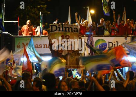 Bildnummer : 54589476 Datum : 31.10.2010 Copyright : imago/Xinhua (101101) -- BRASILIA, 1 novembre 2010 (Xinhua) -- les partisans de Dilma Rousseff, candidate à la présidence du Parti des travailleurs (PT) au pouvoir du Brésil, célèbrent le résultat de l élection présidentielle brésilienne à Brasilia, capitale du Brésil, le 31 octobre 2010. Dilma Rousseff a été officiellement déclarée présidente élue dimanche par le Tribunal électoral supérieur (SET). (Xinhua/Agencia Estado) (BRÉSIL SORTI) BRÉSIL-ÉLECTION PRÉSIDENTIELLE-ROUSSEFF-WIN PUBLICATIONxNOTxINxCHN Politik kbdig xkg 2010 quer O0 Wahl Präsidentschaftswahl Anhänger Bildnummer Banque D'Images