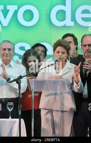 Bildnummer : 54589477 Datum : 31.10.2010 Copyright : imago/Xinhua (101101) -- BRASILIA, 1 novembre 2010 (Xinhua) -- Dilma Rousseff (Front), candidate à la présidence du Parti des travailleurs (PT) au pouvoir du Brésil, s'exprime devant les médias à Brasilia, capitale du Brésil, le 31 octobre 2010. Dilma Rousseff a été officiellement déclarée présidente élue dimanche par le Tribunal électoral supérieur (SET). (Xinhua/Song Weiwei)(wjd) BRÉSIL-DILMA ROUSSEFF-PRÉSIDENTE ÉLUE (CN) PUBLICATIONxNOTxINxCHN People Politik kbdig xkg 2010 hoch o0 Wahl Präsidentschaftswahl Bildnummer 54589477 Date 31 10 2010 Copyright Imago XINHUA 101101 Banque D'Images