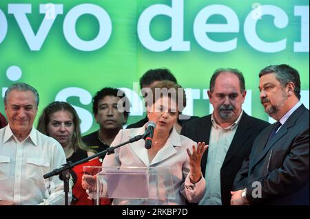 Bildnummer: 54589479  Datum: 31.10.2010  Copyright: imago/Xinhua (101101) -- BRASILIA, Nov. 1, 2010 (Xinhua) -- Dilma Rousseff (C), presidential candidate for Brazil s ruling Workers Party (PT), speaks to the media in Brasilia, capital of Brazil, Oct. 31, 2010. Dilma Rousseff was officially declared president-elect Sunday by the Superior Electoral Tribunal (SET). (Xinhua/Song Weiwei)(wjd) BRAZIL-DILMA ROUSSEFF-PRESIDENT-ELECTED (CN) PUBLICATIONxNOTxINxCHN People Politik kbdig xkg 2010 quer    o0 Wahl Präsidentschaftswahl    Bildnummer 54589479 Date 31 10 2010 Copyright Imago XINHUA 101101 Bras Stock Photo