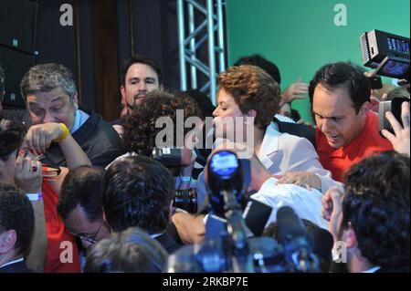 Bildnummer : 54589478 Datum : 31.10.2010 Copyright : imago/Xinhua (101101) -- BRASILIA, 1 novembre 2010 (Xinhua) -- Dilma Rousseff (C), candidate à la présidence du Parti des travailleurs (PT) au pouvoir du Brésil, embrasse une partisane à Brasilia, capitale du Brésil, le 31 octobre 2010. Dilma Rousseff a été officiellement déclarée présidente élue dimanche par le Tribunal électoral supérieur (SET). (Xinhua/Song Weiwei)(wjd) BRÉSIL-DILMA ROUSSEFF-PRÉSIDENTE ÉLUE (CN) PUBLICATIONxNOTxINxCHN personnes Politik kbdig xkg 2010 quer o0 Wahl Präsidentschaftswahl Bildnummer 54589478 Date 31 10 2010 Copyright Imago XINHUA 10110 Banque D'Images