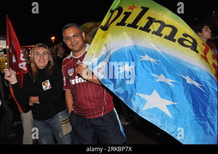 Bildnummer: 54589482  Datum: 31.10.2010  Copyright: imago/Xinhua (101101) -- BRASILIA, Nov. 1, 2010 (Xinhua) -- Supporters celebrate the victory of Dilma Rousseff, candidate for Brazil s ruling Workers Party (PT), in the presidential election runoff in Brasilia, capital of Brazil, Oct. 31, 2010. Dilma Rousseff was officially declared president-elect Sunday by the Superior Electoral Tribunal (SET). (Xinhua/Song Weiwei)(wjd) BRAZIL-DILMA ROUSSEFF-PRESIDENT-ELECTED-CELEBRATION (CN) PUBLICATIONxNOTxINxCHN   Politik kbdig xkg 2010 quer    o0 Wahl Präsidentschaftswahl Anhänger    Bildnummer 54589482 Stock Photo