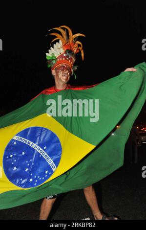 Bildnummer : 54589484 Datum : 31.10.2010 Copyright : imago/Xinhua (101101) -- BRASILIA, 1 novembre 2010 (Xinhua) -- Un partisan célèbre la victoire de Dilma Rousseff, candidate du Parti des travailleurs (PT) au pouvoir du Brésil, au second tour de l'élection présidentielle à Brasilia, capitale du Brésil, le 31 octobre 2010. Dilma Rousseff a été officiellement déclarée présidente élue dimanche par le Tribunal électoral supérieur (SET). (Xinhua/Song Weiwei)(wjd) BRÉSIL-DILMA ROUSSEFF-PRESIDENT-ELECTION-CELEBRATION (CN) PUBLICATIONxNOTxINxCHN Politik kbdig xkg 2010 hoch o0 Wahl Präsidentschaftswahl Anhänger Bildnummer 545894 Banque D'Images