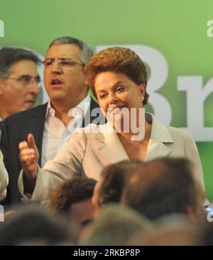 Bildnummer : 54589498 Datum : 31.10.2010 Copyright : imago/Xinhua (101101) -- BRASILIA, 1 novembre 2010 (Xinhua) -- Dilma Rousseff (Front), candidate à la présidence du Parti des travailleurs (PT) au pouvoir du Brésil, s'exprime devant les médias à Brasilia, capitale du Brésil, le 31 octobre 2010. Dilma Rousseff a été officiellement déclarée présidente élue dimanche par le Tribunal électoral supérieur (SET). (Xinhua/Song Weiwei)(wjd) BRÉSIL-DILMA ROUSSEFF-PRÉSIDENTE ÉLUE (CN) PUBLICATIONxNOTxINxCHN People Politik kbdig xkg 2010 quadrat Aufmacher premiumd o0 Wahl Präsidentschaftswahl Bildnummer 54589498 Date 31 10 2010 Copyrigh Banque D'Images