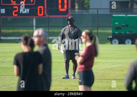 Tampa, Floride, États-Unis, 24 août 2023, Todd Bowles, entraîneur-chef des Buccaneers de Tampa Bay, lors d'un camp d'entraînement au Centre de formation de l'Advent Health . (Crédit photo : Marty Jean-Louis/Alamy Live News Banque D'Images