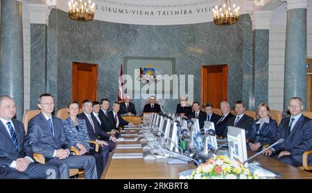 Bildnummer : 54602300 Datum : 03.11.2010 Copyright : imago/Xinhua (101103) -- RIGA, 3 novembre 2010 (Xinhua) -- le président letton Valdis Zatlers (arrière gauche) pose avec le Premier ministre Valdis Dombrovskis (arrière droit) et les nouveaux ministres du gouvernement après que le Parlement ait officiellement approuvé le nouveau gouvernement à Riga, Lettonie, le 3 novembre 2010. (Xinhua/Yang Dehong) (zw) LETTONIE-RIGA-GOUVERNEMENT PUBLICATIONxNOTxINxCHN personnes Politik Regierung kbdig xsk 2010 quer o0 totale, Kabinett Bildnummer 54602300 Date 03 11 2010 Copyright Imago XINHUA Riga nov 3 2010 XINHUA Président letton Valdis Zatlers l pose arrière avec Prim Banque D'Images