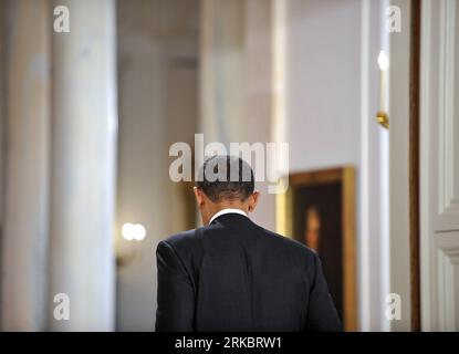 (101103) -- WASHINGTON, 3 novembre 2010 (Xinhua) -- le président américain Barack Obama part après une conférence de presse dans la salle est de la Maison Blanche à Washington D.C., capitale des États-Unis, le 3 novembre 2010. Obama a déclaré mercredi que les résultats des élections de mi-mandat montrent que les gens sont frustrés que les progrès dans la reprise économique n'aient pas eu lieu assez rapidement, et il en assume la responsabilité. (Xinhua/Zhang Jun) (zw) US-WASHINGTON-OBAMA PUBLICATIONxNOTxINxCHN 101103 Washington Nov 3 2010 le président de l'Université de XINHUA Barack Obama part après une conférence de presse dans la salle est de la Maison Blanche à Wa Banque D'Images