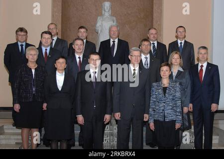 Bildnummer : 54602301 Datum : 03.11.2010 Copyright : imago/Xinhua (101103) -- RIGA, 3 novembre 2010 (Xinhua) -- le président letton Valdis Zatlers (2e Front R) pose avec le Premier ministre Valdis Dombrovskis (2e Front L) et de nouveaux ministres après que le Parlement ait officiellement approuvé le nouveau gouvernement à Riga, Lettonie, le 3 novembre 2010. (Xinhua/Yang Dehong) (zw) LETTONIE-RIGA-GOUVERNEMENT PUBLICATIONxNOTxINxCHN People Politik Regierung kbdig xsk 2010 quer Highlight o0 totale, Kabinett Bildnummer 54602301 Date 03 11 2010 Copyright Imago XINHUA Riga nov 3 2010 XINHUA Président letton Valdis Zatlers 2 Banque D'Images