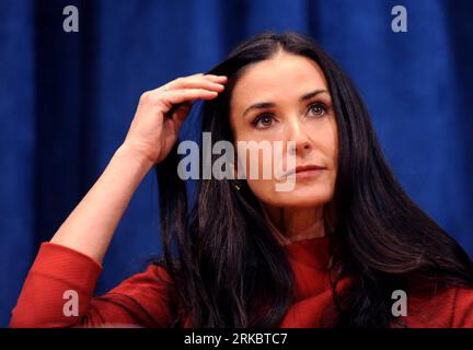 Bildnummer : 54609187 Datum : 04.11.2010 Copyright : imago/Xinhua (101104) -- New York, 4 novembre 2010 (Xinhua) -- l'actrice américaine demi Moore assiste à une conférence de presse sur le lancement du Fonds fiduciaire des Nations Unies pour les victimes de la traite des êtres humains au siège de l'ONU à New York, aux États-Unis, le 4 novembre 2010. Lancement du Fonds de contributions volontaires des Nations Unies pour les victimes de la traite des personnes, en particulier les femmes et les enfants. Le fonds fournira une aide humanitaire, juridique et financière aux victimes de la traite des êtres humains. (Xinhua/Shen Hong) US-un-TRAFFICKING VICTIMS FUND-LAUNCH PUBLICATIONxNOTxINxCHN People Entertainm Banque D'Images