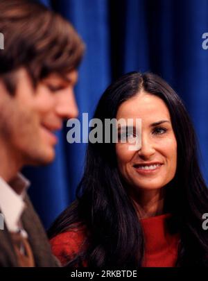 Bildnummer : 54609184 Datum : 04.11.2010 Copyright : imago/Xinhua (101104) -- New York, 4 novembre 2010 (Xinhua) -- l’actrice AMÉRICAINE demi Moore (à droite) et son hunband Ashton Kutcher assistent à une conférence de presse sur le lancement du Fonds fiduciaire des Nations Unies pour les victimes de la traite des êtres humains au siège de l’ONU à New York, aux États-Unis, le 4 novembre 2010. Lancement du Fonds de contributions volontaires des Nations Unies pour les victimes de la traite des personnes, en particulier les femmes et les enfants. Le fonds fournira une aide humanitaire, juridique et financière aux victimes de la traite des êtres humains. (Xinhua/Shen Hong) US-ONU-TRAFFICKING VICTIMS FUNDS-LAUNCH BLI Banque D'Images