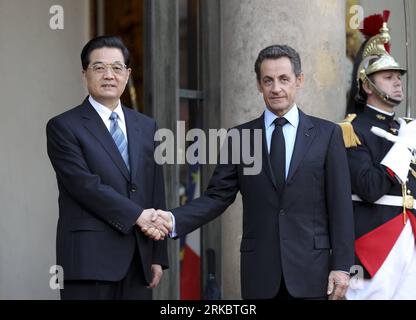 Bildnummer : 54609206 Datum : 04.11.2010 Copyright : imago/Xinhua (101104) -- PARIS, 4 novembre 2010 (Xinhua) -- le président chinois Hu Jintao (G) serre la main du président français Nicolas Sarkozy à Paris, France, le 4 novembre 2010. Hu Jintao s’est entretenu jeudi à Paris avec Nicolas Sarkozy. (Xinhua/LAN Hongguang) (zhs) FRANCE-CHINA-HU JINTAO-NICOLAS SARKOZY-TALKS PUBLICATIONxNOTxINxCHN People Politik kbdig xdp 2010 quer premiumd Bildnummer 54609206 Date 04 11 2010 Copyright Imago XINHUA Paris Nov 4 2010 XINHUA le président chinois HU Jintao l serre la main du président français Nicolas Sarkozy Banque D'Images