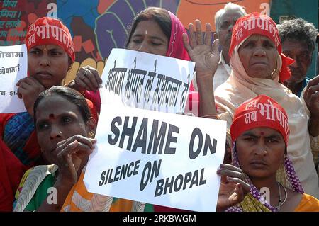 Bildnummer : 54616446 Datum : 06.11.2010 Copyright : imago/Xinhua (101106) -- BHOPAL, 6 novembre 2010 (Xinhua) -- des survivants de la tragédie du gaz de 1984 assistent à une manifestation devant l'usine Union Carbide à Bhopal dans le Madhya Pradesh, Inde, le 6 novembre 2010, protestant contre la visite du président américain Barack Obama en Inde et exigeant des mesures contre les sociétés américaines Dow Chemical et Union Carbide et plus d'indemnisation pour les victimes du gaz. Un gaz mortel, l'isocyanate de méthyle (MIC), s'est échappé de l'usine de pesticides d'Union Carbide India Ltd. Dans la nuit du 2 au 3 décembre 1984, tuant près de 5,0 personnes Banque D'Images