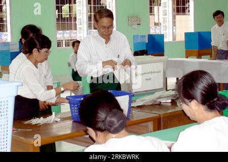 Bildnummer : 54617733 Datum : 07.11.2010 Copyright : imago/Xinhua (101107) -- YANGON, 7 nov. 2010 (Xinhua) -- les travailleurs électoraux comptent les votes dans un bureau de vote à Yangon, Myanmar, 7 nov. 2010. Le Myanmar a organisé dimanche les premières élections générales multipartites depuis deux décennies. (Xinhua/Zhang Yunfei) MYANMAR-MULTI-PARTI ELECTIONS GÉNÉRALES DÉNOMBREMENT PUBLICATIONxNOTxINxCHN Gesellschaft Politik Wahl Wahlen Parlamentswahlen kbdig xdp premiumd 2010 quer o0 Wahllokal Bildnummer 54617733 Date 07 11 2010 Copyright Imago XINHUA Yangon nov 7 2010 XINHUA ELECTION Workers compte les votes dans un bureau de Yan Banque D'Images