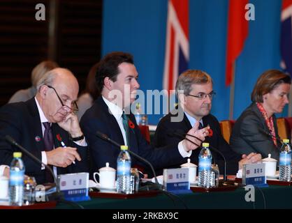 Bildnummer : 54621004 Datum : 09.11.2010 Copyright : imago/Xinhua BEIJING, 9 novembre 2010 (Xinhua) -- le chancelier de l'Échiquier du Royaume-Uni George Osborne (2e L) s'adresse à la cérémonie d'ouverture du troisième dialogue économique et financier sino-britannique à Beijing, capitale de la Chine, le 9 novembre 2010. Le vice-premier ministre chinois Wang Qishan et George Osborne ont co-présidé le dialogue. (Xinhua/Pang Xinglei)(wyo) CHINE-GRANDE-BRETAGNE-DIALOGUE ÉCONOMIQUE ET FINANCIER-OUVERTURE (CN) PUBLICATIONxNOTxINxCHN People Politik premiumd kbdig xsp 2010 quer Bildnummer 54621004 Date 09 11 2010 Copyright Imago XINHUA Beijing Nov 9 2010 XINHUA Banque D'Images