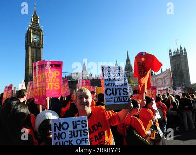 Bildnummer : 54626681 Datum : 10.11.2010 Copyright : imago/Xinhua (101110) -- LONDRES, 10 novembre 2010 (Xinhua) -- des étudiants défilent devant le Parlement dans le centre de Londres, capitale de la Grande-Bretagne, 10 novembre 2010. On estime que 30 000 manifestants, principalement des étudiants de toute la Grande-Bretagne, sont descendus dans les rues de Londres mercredi pour protester contre le plan du gouvernement de réduire les fonds de l'enseignement supérieur et d'augmenter le plafond des frais de scolarité à partir de l'automne 2012. (Xinhua/Zeng Yi) (zx) BRITAIN-LONDON-EDUCATION FUND CUT-PROTEST PUBLICATIONxNOTxINxCHN Gesellschaft Politik Bildungspolitik Kürzungen Großbritannien Angleterre Demo P Banque D'Images