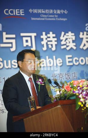 Bildnummer : 54626743 Datum : 10.11.2010 Copyright : imago/Xinhua (101110) -- BEIJING, 10 novembre 2010 (Xinhua) -- Li Yong, vice-ministre des Finances de la Chine, s'adresse au Séminaire international 2010 sur la gouvernance mondiale et le développement économique durable à Beijing, capitale de la Chine, le 10 novembre 2010. Le séminaire de deux jours qui s’est ouvert le mercredi de Wendesday était co-parrainé par le China Center for International Economic Exchanges et la Fondation Bertelsmann d’Allemagne, avec la participation de plus de 80 universitaires et décideurs de pays tels que la Chine, l’Allemagne et les États-Unis. (Xinhua/Zheng Yue) ( Banque D'Images