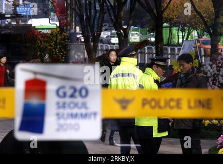 Bildnummer : 54627297 Datum : 10.11.2010 Copyright : imago/Xinhua (101111) -- SÉOUL, 11 novembre 2010 (Xinhua) -- des policiers effectuent des contrôles de sécurité près du lieu du sommet du G20 à Séoul, capitale de la Corée du Sud, le 10 novembre 2010. Quelque 50 000 policiers ont été envoyés pour assurer la sécurité lors du sommet du G20. (Xinhua/Duan Zhuoli) (lyi) CORÉE DU SUD-SÉOUL-G20-SECURITY PUBLICATIONxNOTxINxCHN Politik G20 G 20 Gipfel Gipfeltreffen premiumd kbdig xsp 2010 quer o0 Sicherheit Bildnummer 54627297 Date 10 11 2010 Copyright Imago XINHUA Séoul nov 11 2010 XINHUA policiers exécutent des contrôles de sécurité près du V. Banque D'Images