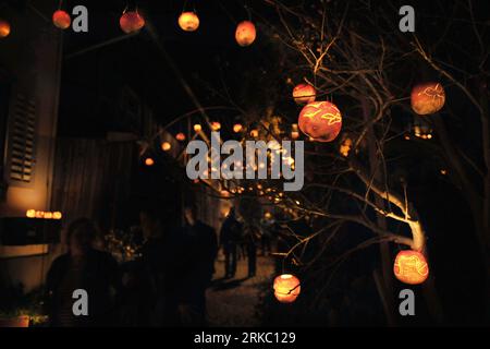 (101114) --ZURICH, 14 nov. 2010 (Xinhua) -- des lampes à navettes ont été vues dans la rue pendant la Raebechilbi (Foire aux navettes) dans le village de Richterswil sur le lac de Zurich, Suisse, le 13 novembre 2010. Les résidents locaux organisent le Turnip Parade le deuxième samedi de chaque mois de novembre pour marquer la transition de l'automne à l'hiver. (Xinhua/Yu Yang) SUISSE-ZURICH-TOURNET FOIRE PUBLICATIONxNOTxINxCHN Banque D'Images