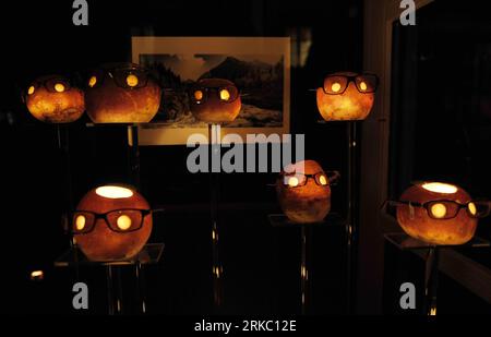 Bildnummer : 54636879 Datum : 13.11.2010 Copyright : imago/Xinhua (101114) --ZURICH, le 14 novembre 2010 (Xinhua) -- des lampes navettes sont vues dans une vitrine d'un magasin pendant la Raebechilbi (Foire des navettes) dans le village de Richterswil sur le lac de Zurich, Suisse, le 13 novembre 2010. Les résidents locaux organisent le Turnip Parade le deuxième samedi de chaque mois de novembre pour marquer la transition de l'automne à l'hiver. (Xinhua/Yu Yang) SWITZERLAND-ZURICH-TOURNET FOIRE PUBLICATIONxNOTxINxCHN Gesellschaft Laternenfest Tradition Laternenumzug kbdig xdp 2010 quer premiumd o0 Objekte Bildnummer 54636879 Date 13 11 2010 Banque D'Images