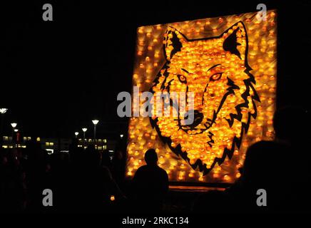 Bildnummer : 54636884 Datum : 13.11.2010 Copyright : imago/Xinhua (101114) --ZURICH, le 14 novembre 2010 (Xinhua) -- l'image d'une tête de loup faite de lampadaires est exposée pendant la Raebechilbi (Foire du navet) dans le village de Richterswil sur le lac de Zurich, Suisse, le 13 novembre 2010. Les résidents locaux organisent le Turnip Parade le deuxième samedi de chaque mois de novembre pour marquer la transition de l'automne à l'hiver. (Xinhua/Yu Yang) SWITZERLAND-ZURICH-TOURNET FOIRE PUBLICATIONxNOTxINxCHN Gesellschaft Laternenfest Tradition Laternenumzug kbdig xdp 2010 quer premiumd o0 Objekte Bildnummer 54636884 Date 13 Banque D'Images