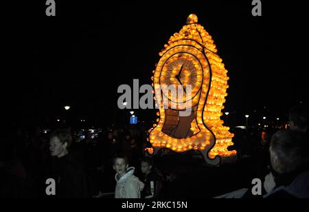 Bildnummer : 54636882 Datum : 13.11.2010 Copyright : imago/Xinhua (101114) --ZURICH, le 14 novembre 2010 (Xinhua) -- Une horloge faite de lampadaires est exposée lors de la Raebechilbi (Foire des navettes) dans le village de Richterswil sur le lac de Zurich, en Suisse, le 13 novembre 2010. Les résidents locaux organisent le Turnip Parade le deuxième samedi de chaque mois de novembre pour marquer la transition de l'automne à l'hiver. (Xinhua/Yu Yang) SUISSE-ZURICH-FOIRE DU NAVET PUBLICATIONxNOTxINxCHN Gesellschaft Laternenfest Tradition Laternenumzug kbdig xdp 2010 quer premiumd o0 Objekte Bildnummer 54636882 Date 13 11 2010 Copyrigh Banque D'Images