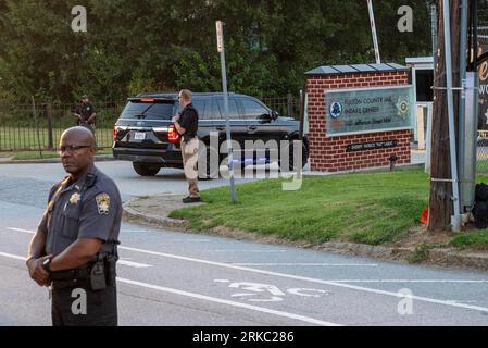 Atlanta, États-Unis. 24 août 2023. Le cortège de l'ancien président Donald Trump arrive au centre de réception de la prison du comté de Fulton à Atlanta, en Géorgie, le jeudi 24 août 2023 pour se rendre sur des accusations de racket et de conspiration en raison de ses efforts pour renverser les résultats de l'élection présidentielle de 2020 en Géorgie. Photo Anthony Stalcup/UPI crédit : UPI/Alamy Live News Banque D'Images