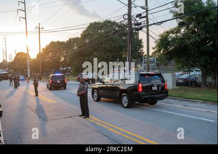 Atlanta, États-Unis. 24 août 2023. Le cortège de l'ancien président Donald Trump arrive au centre de réception de la prison du comté de Fulton à Atlanta, en Géorgie, le jeudi 24 août 2023 pour se rendre sur des accusations de racket et de conspiration en raison de ses efforts pour renverser les résultats de l'élection présidentielle de 2020 en Géorgie. Photo Anthony Stalcup/UPI crédit : UPI/Alamy Live News Banque D'Images