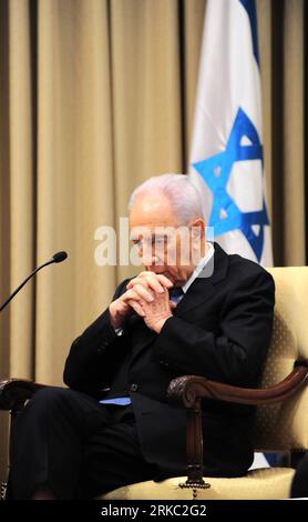 Bildnummer : 54651587 Datum : 18.11.2010 Copyright : imago/Xinhua (101118) -- JÉRUSALEM, 18 novembre 2010 (Xinhua) -- le président israélien Shimon Peres écoute lors de sa rencontre avec le premier vice-premier ministre russe à Jérusalem le 18 novembre 2010. (Xinhua/Yin Dongxun) (nxl) ISRAEL-RUSSIA-POLITICS PUBLICATIONxNOTxINxCHN People Politik kbdig xmk 2010 hoch premiumd Bildnummer 54651587 Date 18 11 2010 Copyright Imago XINHUA Jerusalem nov 18 2010 XINHUA le président israélien Shimon Peres écoute lors de sa rencontre avec les premiers vice-premiers ministres russes à Jérusalem nov 18 2010 XINHUA Yin Dongxun nxl I. Banque D'Images