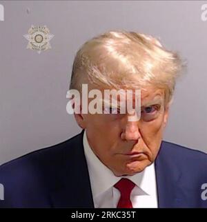 Atlanta, États-Unis. 23 août 2023. Donald Trump, ancien président des États-Unis d'Amérique, vu ici sur une photo de réservation publiée aux médias par le bureau du shérif du comté de Fulton, il s'est rendu à la prison du comté de Fulton sur des accusations liées à une affaire de Géorgie alléguant un complot illégal pour renverser la défaite électorale de l'ancien président en 2020. (Photo du bureau du shérif du comté de Fulton via crédit : SIPA USA/Alamy Live News Banque D'Images