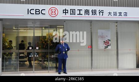 Bildnummer : 54655351 Datum : 19.11.2010 Copyright : imago/Xinhua (101119) -- OSAKA, 19 novembre 2010 (Xinhua) -- une photo prise le 19 novembre 2010 montre la succursale d'Osaka de la Banque industrielle et commerciale de Chine (ICBC) à Osaka, au Japon. La branche d'Osaka de l'ICBC, la deuxième branche de l'ICBC au Japon, a ouvert ses portes vendredi à Osaka. (Xinhua/Ma Xinghua) (yc) JAPAN-OSAKA-ICBC-OPEN PUBLICATIONxNOTxINxCHN Wirtschaft Banken kbdig xdp 2010 quer premiumd o0 Gebäude, Eingang Bildnummer 54655351 Date 19 11 2010 Copyright Imago XINHUA Osaka nov 19 2010 XINHUA photo prise LE 19 2010 novembre montre la branche d'Osaka d'indu Banque D'Images