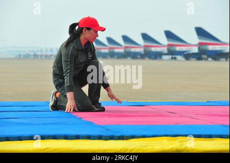 Bildnummer : 54664012 Datum : 20.11.2010 Copyright : imago/Xinhua (101120) -- ZHUHAI, 20 novembre 2010 (Xinhua) -- Huang Jing, membre de l'équipe de parachute Jumping de l'Armée de l'air de l'Armée populaire de libération chinoise (PLA), se prépare à atterrir à la 8e exposition internationale de l'aviation et de l'aérospatiale chinoise à Zhuhai, dans la province du Guangdong, le 18 novembre 2010. (Xinhua/Yang Guang) (lb) CHINA-ZHUHAI-AIRSHOW-PLA-PARACHUTE TEAM (CN) PUBLICATIONxNOTxINxCHN Gesellschaft Luftfahrtausstellung Raumfahrtausstellung Luftfahrt Messe Militär Volksbefreiuungsarmee kbdig xng 2010 quer o0 Fallschirmspringer, Banque D'Images