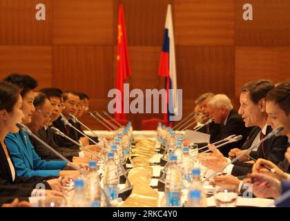 Bildnummer : 54667373 Datum : 22.11.2010 Copyright : imago/Xinhua (101122) -- ST. PETERSBURG, 22 novembre 2010 (Xinhua) -- le conseiller d'Etat chinois Liu Yandong (2e L) et le vice-premier ministre russe Alexander Zhukov (2e R) assistent à une cérémonie de signature lors de la 11e session de la Commission sino-russe de coopération en sciences humaines à Saint-PÉTERSBOURG Pétersbourg de Russie, 22 novembre 2010. (Xinhua/lu Jinbo) (zw) RUSSIE-ST. PETERSBURG-CHINA-HUMANITÉS-COOPERATION PUBLICATIONxNOTxINxCHN People Politik kbdig xkg 2010 quer Bildnummer 54667373 Date 22 11 2010 Copyright Imago XINHUA Saint-Pétersbourg novembre 22 2010 XI Banque D'Images