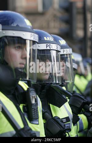 Bildnummer : 54675299 Datum : 24.11.2010 Copyright : imago/Xinhua (101125) -- LONDRES, 25 novembre 2010 (Xinhua) -- des policiers affrontent des étudiants lors d'une manifestation contre la hausse des frais de scolarité dans le centre de Londres, Grande-Bretagne, le 24 novembre 2010. Mercredi, des étudiants universitaires britanniques ont organisé des manifestations à l'échelle nationale contre l'augmentation prévue des frais de scolarité. (Xinhua/Bimal Gautam) (axy) BRITAIN-LONDON-STUDENTS-PROTEST PUBLICATIONxNOTxINxCHN Gesellschaft Politik UK Demo Protest Studenten Studentenstreik premiumd kbdig xmk 2010 hoch o0 Polizei, Schutzhelm Bildnummer 54675299 Date 24 11 2010 Copyright Imago XINHUA London Banque D'Images