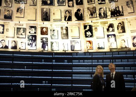 Bildnummer : 54683365 Datum : 28.11.2010 Copyright : imago/Xinhua (101128) -- JÉRUSALEM, 28 novembre 2010 (Xinhua) -- le président allemand Christian Wulff (à droite) et sa fille Annalena visitent la salle des noms dans le Mémorial de l'Holocauste Yad Vashem, à Jérusalem, le 28 novembre 2010. Wulff est en visite officielle en Israël et dans les territoires palestiniens. (Xinhua/POOL/Uriel Sinai) (wjd) MIDEAST-JERUSALEM-GERMANY-CHRISTIAN WULFF-VISIT PUBLICATIONxNOTxINxCHN People Politik kbdig xdp premiumd 2010 quer o0 Gedenken, Gedenkstätte, Familie, Kind Bildnummer 54683365 Date 28 11 2010 Copyright Imago XINHUA Jerusal Banque D'Images