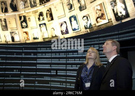 Bildnummer : 54683367 Datum : 28.11.2010 Copyright : imago/Xinhua (101128) -- JÉRUSALEM, 28 novembre 2010 (Xinhua) -- le président allemand Christian Wulff (à droite) et sa fille Annalena visitent la salle des noms dans le Mémorial de l'Holocauste Yad Vashem, à Jérusalem, le 28 novembre 2010. Wulff est en visite officielle en Israël et dans les territoires palestiniens. (Xinhua/POOL/Uriel Sinai) (wjd) MIDEAST-JERUSALEM-GERMANY-CHRISTIAN WULFF-VISIT PUBLICATIONxNOTxINxCHN People Politik kbdig xdp premiumd 2010 quer o0 Gedenken, Gedenkstätte, Familie, Kind Bildnummer 54683367 Date 28 11 2010 Copyright Imago XINHUA Jerusale Banque D'Images