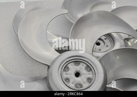 Détail des pales du ventilateur, soulignant l'importance de l'entretien et du nettoyage pour un fonctionnement efficace. Concept et besoin de remplacement régulier et Banque D'Images