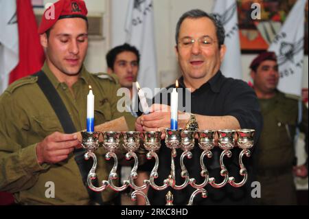 Bildnummer : 54696703 Datum : 01.12.2010 Copyright : imago/Xinhua (101202)-- JÉRUSALEM, 2 décembre 2010 (Xinhua) -- le ministre israélien de la Défense Ehud Barak (à droite, devant) allume la première bougie pour la fête juive de Hanukkah, avec des parachutistes israéliens près de la frontière entre Israël et la bande de Gaza le 1 décembre 2010. Hanukkah, également connue sous le nom de Festival des Lumières, est une fête juive de huit jours commémorant la re-dédicace du Temple Saint de Jérusalem au moment de la révolte des Maccabées. (Xinhua/Rafael Ben-Ari) (lyx) ISRAEL-HANUKKAH-EHUD BARAK PUBLICATIONxNOTxINxCHN Politik people kbdig xng 2010 quer premiumd Banque D'Images