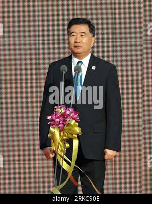 Bildnummer : 54701025 Datum : 03.12.2010 Copyright : imago/Xinhua (101203) -- PÉKIN, 3 décembre 2010 (Xinhua) -- Wang Yang, membre du bureau politique du Comité central du Parti communiste chinois, et secrétaire du Parti du comité provincial du PCC Guangdong, s'adresse à la cérémonie d'allumage de la flamme pour les Jeux para asiatiques de Guangzhou 2010, qui s'est tenue au Monument du Millénaire de Chine à Beijing, capitale de la Chine, le 3 décembre 2010. (Xinhua/Gong Lei) CHINE-PÉKIN-GUANGZHOU 2010 ASIAN PARA JEUX-FLAMME CÉRÉMONIE D'ÉCLAIRAGE (CN) PUBLICATIONxNOTxINxCHN personnes Politik kbdig xcb 2010 hoch Bildnummer 547 Banque D'Images