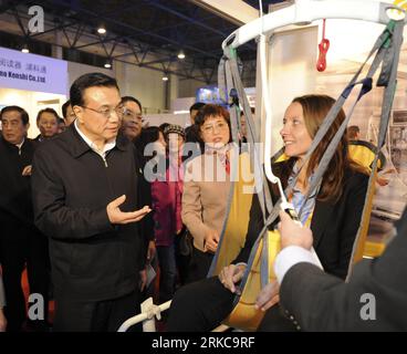 Bildnummer : 54707960 Datum : 03.12.2010 Copyright : imago/Xinhua (101204) -- BEIJING, 4 décembre 2010 (Xinhua) -- le vice-premier ministre chinois Li Keqiang (L, devant) examine un dispositif d'aide à la mobilité pour les handicapés lors de sa visite à l'exposition Care and Rehabilitation Expo China 2010 à Beijing, capitale de la Chine, le 3 décembre 2010. Vendredi marquait la Journée internationale des personnes handicapées. (Xinhua/Xie Huanchi) (wxy) CHINA-BEIJING-LI KEQIANG-CARE AND REHABILITATION EXPO-VISIT (CN) PUBLICATIONxNOTxINxCHN People Politik kbdig xmk 2010 quadrat Bildnummer 54707960 Date 03 12 2010 Copyright Imago XINHUA Banque D'Images