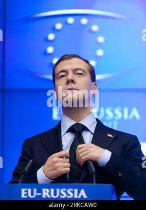 Bildnummer : 54718754 Datum : 07.12.2010 Copyright : imago/Xinhua (101207) -- BRUXELLES, 7 décembre 2010 (Xinhua) -- le président russe Dmitri Medvedev s'entretient avec les médias lors du sommet UE-Russie au siège de l'UE à Bruxelles, capitale de la Belgique, le 7 décembre 2010. (Xinhua/Thierry Monasse)(zf) SOMMET BELGIQUE-UE-RUSSIE PUBLICATIONxNOTxINxCHN People Politik premiumd kbdig xkg 2010 hoch Bildnummer 54718754 Date 07 12 2010 Copyright Imago XINHUA Bruxelles DEC 7 2010 le président russe de XINHUA Dmitri Medvedev s'entretient avec les médias lors du sommet UE-Russie AU siège de l'UE à Bruxelles-capitale Belg Banque D'Images