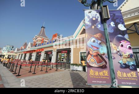 Bildnummer : 54721428 Datum : 08.12.2010 Copyright : imago/Xinhua (101208) -- WUHU, 8 décembre 2010 (Xinhua) -- l'entrée principale de Fantawild Dreamland est vue à Wuhu, dans la province d'Anhui de l'est de la Chine, le 8 décembre 2010. Le parc d'attractions, conçu par des investisseurs chinois, a commencé l'essai commercial mercredi. Le parc à thème au coût de 1,8 milliards de yuans (270 millions de dollars américains) a une superficie de 500 000 mètres carrés avec plus de 200 attractions et spectacles. (Xinhua/Guo Chen) (ljh) CHINA-WUHU-THEME PARK-COMMERCIAL TRIAL (CN) PUBLICATIONxNOTxINxCHN Gesellschaft kbdig xsk 2010 quer o0 Freizeitpark Vergn Banque D'Images