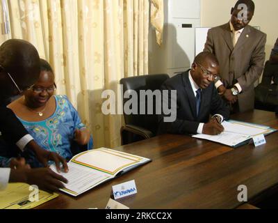 Bildnummer : 54733327 Datum : 09.12.2010 Copyright : imago/Xinhua (101210) -- LOME, 10 décembre 2010 (Xinhua) -- Ninsao Gnofam (R), ministre des Transports du Togo, et Marie Laure Kawanda Kayena, ministre des Transports de la République démocratique du Congo (RD Congo), signent des accords bilatéraux sur les services aériens à Lomé, capitale du Togo, le 9 décembre 2010. (Xinhua/Victor)(djj) TOGO-LOME-DR CONGO-AIR SERVICES PUBLICATIONxNOTxINxCHN People Politik kbdig xdp 2010 quer premiumd Bildnummer 54733327 Date 09 12 2010 Copyright Imago XINHUA Lomé DEC 10 2010 XINHUA r Ministres des Transports du Togo et Banque D'Images