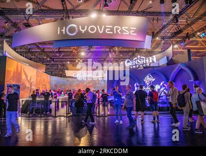 Cologne, Allemagne. 23 août 2023. Les gens visitent le stand de miHoYo lors de la gamescom 2023 à Cologne, Allemagne, le 23 août 2023. L'édition 2023 du salon international des jeux informatiques et vidéo gamescom s'est ouverte mercredi à Cologne, dans l'ouest de l'Allemagne. Les entreprises chinoises ont exposé leurs produits sur le salon. Selon le Koelnmesse, organisateur de l'événement d'une semaine, la gamescom est le plus grand salon mondial des jeux vidéo et informatiques en termes d'espace et de visiteurs. Crédit : Zhang Fan/Xinhua/Alamy Live News Banque D'Images