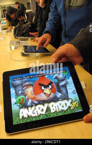 Bildnummer : 54747268 Datum : 12.12.2010 Copyright : imago/Xinhua (101213) -- NEW YORK, 13 décembre 2010 (Xinhua) -- les clients jouent The Angry Birds sur iPads au magasin phare d'Apple Inc. À New York, aux États-Unis, le 12 décembre 2010. Le jeu addictif Angry Birds a été nommé comme l'application de vente n ° 1. De 2010 pour iTunes. Le jeu propose la vengeance des Angry Birds sur les cochons verts qui ont volé les oeufs d'oiseaux. (Xinhua/Wu Kaixiang) (wjd) US-NEW YORK-GAME-ANGRY BIRDS PUBLICATIONxNOTxINxCHN Wirtschaft kbdig xsk 2010 hoch Bildnummer 54747268 Date 12 12 2010 Copyright Imago XINHUA New York D. Banque D'Images