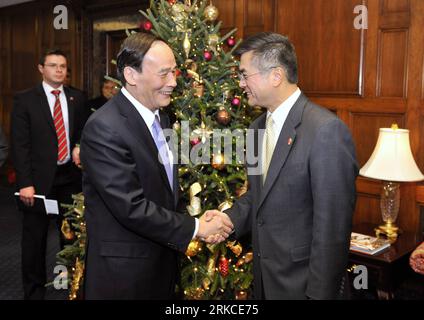 Bildnummer : 54750840 Datum : 14.12.2010 Copyright : imago/Xinhua (101214) -- WASHINGTON D.C., 14 décembre 2010 (Xinhua) -- le vice-premier ministre chinois Wang Qishan (à gauche) serre la main du secrétaire américain au Commerce Gary Locke avant leur réunion à Washington D.C., capitale des États-Unis, le 14 décembre 2010. Des hauts fonctionnaires de la Chine et des États-Unis ont entamé leurs discussions en petits groupes mardi après-midi dans le cadre de la 21e réunion de la Commission mixte sur le commerce et le commerce (JCCT). (Xinhua/Zhang Jun) (wjd) US-CHINA-WANG QISHAN-JCCT-MEETING PUBLICATIONxNOTxINxCHN Politik people kbdig xng 2010 Banque D'Images