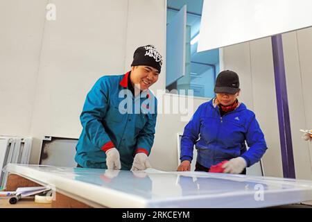 Comté de Luannan - 13 décembre 2018 : travailleurs occupés sur les lignes de production, Comté de Luannan, province de Hebei, Chine Banque D'Images