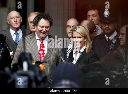 Bildnummer : 54756986 Datum : 16.12.2010 Copyright : imago/Xinhua (101217) -- LONDRES, 17 décembre 2010 (Xinhua) -- Mark Stephens (L, Front) avocat du fondateur de Wikileaks Julian Assange, s'adresse aux médias à la haute Cour de Londres, Grande-Bretagne, 16 décembre 2010. Julian Assange a obtenu une caution conditionnelle jeudi alors que la haute Cour de Londres a rejeté un appel des procureurs pour garder le fondateur de WikiLeaks derrière les barreaux alors qu’il se bat contre une tentative d’extradition de la Suède. (Xinhua/Tang Shi) (jl) BRITAIN-LONDON-WIKILEAKS-ASSANGE PUBLICATIONxNOTxINxCHN People Politik Kaution Freilassung kbdig xcb premiumd 2010 q Banque D'Images