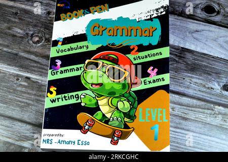 Le Caire, Égypte, août 18 2023 : grammaire du livre et du stylo, Livres éducatifs utilisés par les écoliers égyptiens, apprentissage, enseignement, concept de livres éducatifs Banque D'Images