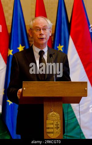 Bildnummer : 54765075 Datum : 21.12.2010 Copyright : imago/Xinhua (101222) -- BUDAPEST, 22 décembre 2010 (Xinhua) -- le président du Conseil européen Herman Van Rompuy assiste à une conférence de presse avec le Premier ministre hongrois Viktor Orban (pas sur photo) après leur rencontre lors de sa visite à Budapest, Hongrie, le 21 décembre 2010. Van Rompuy, président du Conseil européen, a déclaré mardi que la présidence tournante était un défi mais aussi une occasion pour un pays membre de prouver qu'il est capable de gérer les affaires européennes. (Xinhua/Attila Volgyi) (lmz) HONGRIE-BUDAPEST-VAN ROMPUY-ORBAN pu Banque D'Images