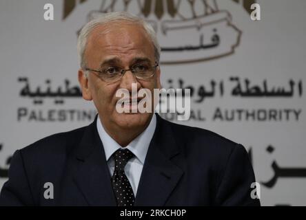 101222 -- BETHLÉEM, 22 décembre 2010 Xinhua -- le négociateur palestinien en chef Saeb Erekat prend la parole lors d'une conférence de presse après sa visite dans la ville de Bethléem en Cisjordanie, le 22 décembre 2010. Saeb Erekat a déclaré mercredi que l'Autorité palestinienne se méfie d'une attaque israélienne sur Gaza, avertissant qu'une telle décision ne ferait que compliquer davantage les choses, a rapporté la radio israélienne. Xinhua/Luay Sababa wjd MIDEAST-BETHLEHEM-PALESTINE-SITUATION PUBLICATIONxNOTxINxCHN Banque D'Images